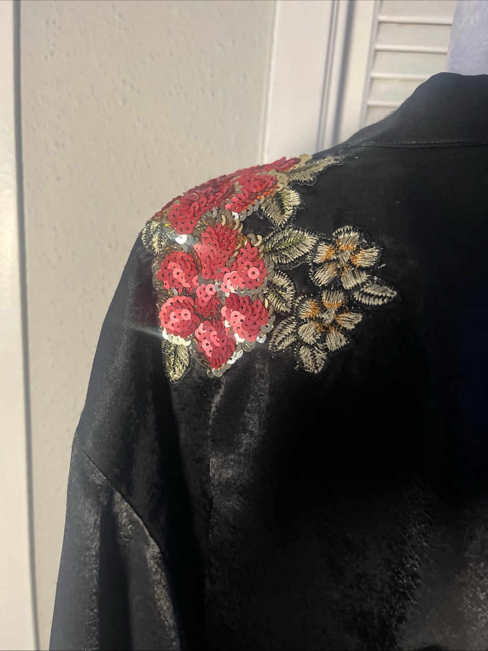 Nichole Lynel Black Satin Floral-Embroidered Robe Sz S - Picture 5 of 10